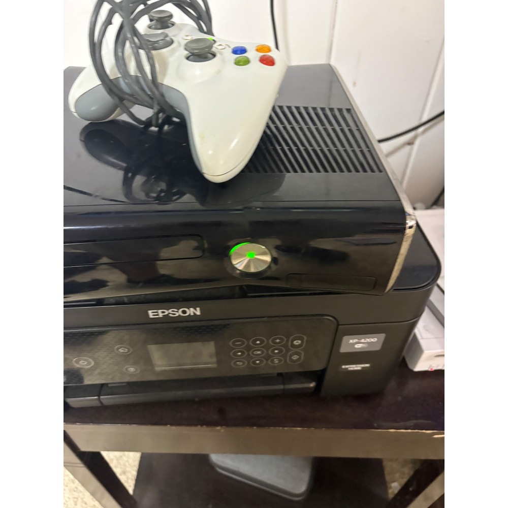 Microsoft Xbox 360 S 250GB Console Gloss Black Bundle 3 Controllers Halo 4